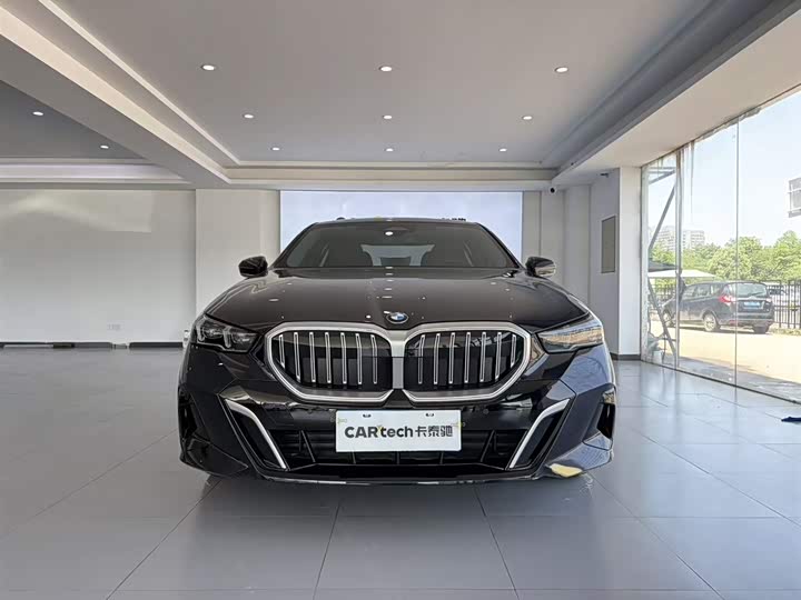 BMW 5-Series 2025 530 Li Leading M — фото 3