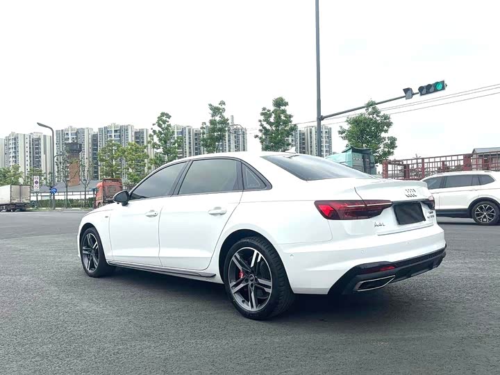 Audi A4L 40 TFSI люкс-динамик — фото 15