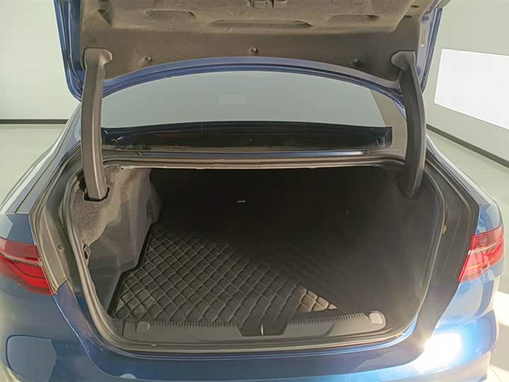 Jaguar XEL 2021 2.0 T 250 PS R-DYNAMIC S — фото 4