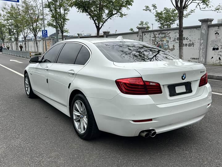 BMW 5 Series 520Li — фото 12