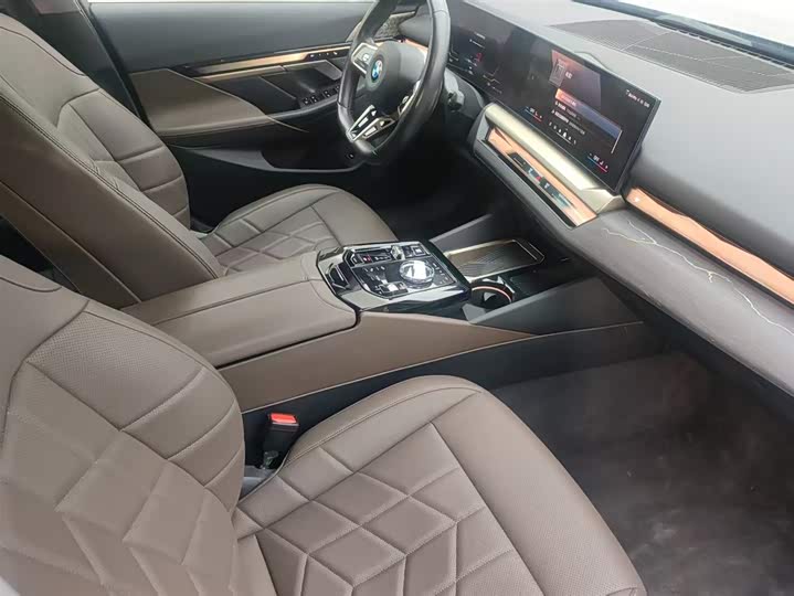 BMW 5-Series 2024 530 Li Leading M — фото 9