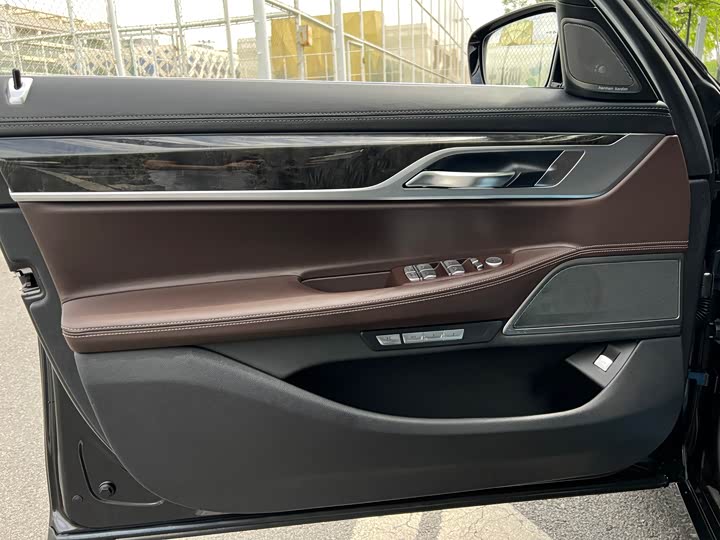 BMW 7-Series 2017 740 Li Leading — фото 24