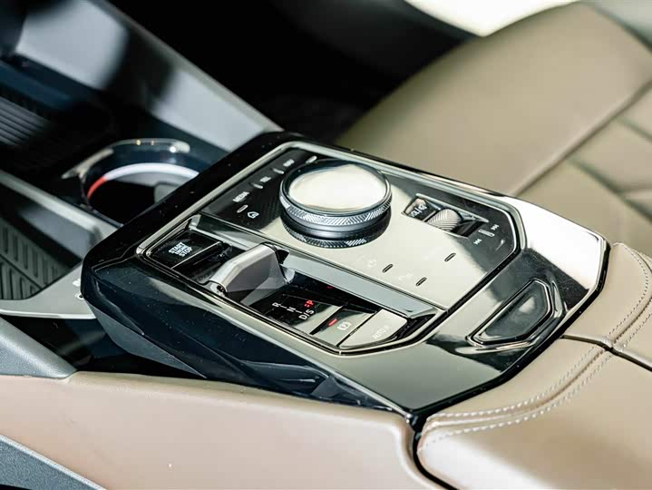 BMW 5-Series — фото 11