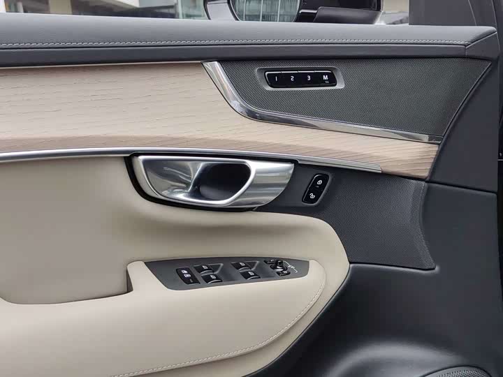 Volvo XC 90 2026 B 5 4 WD 5 — фото 17