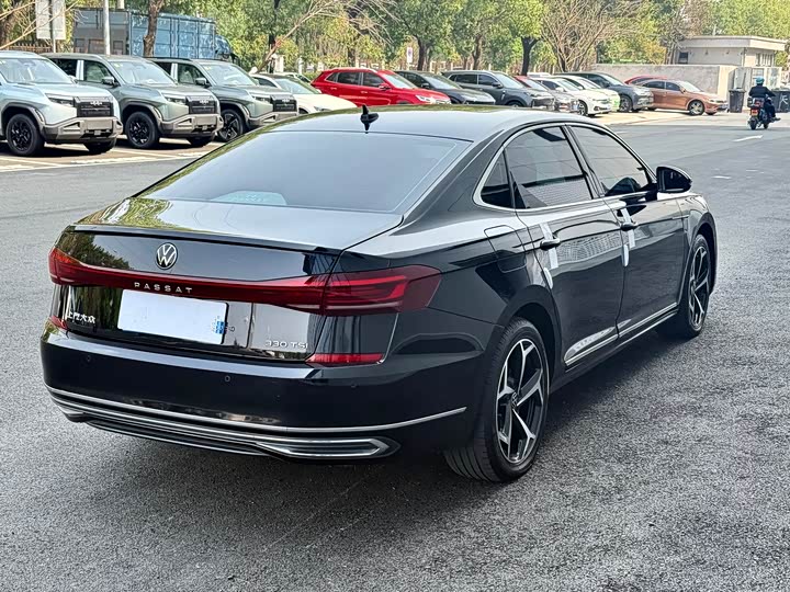 Volkswagen Passat — фото 14