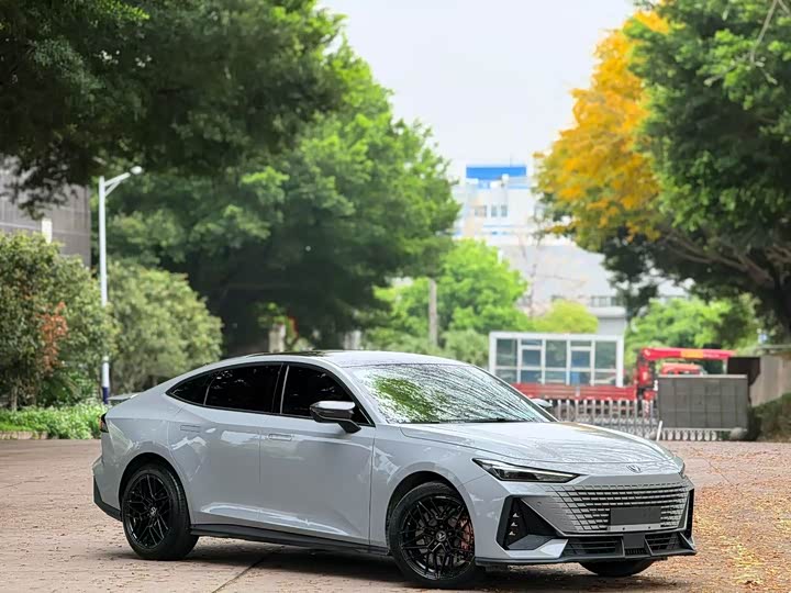 Changan UNI-V 2022 1.5 T Premium — фото 3