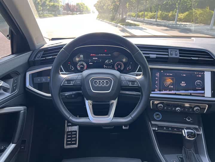 Audi Q3 2023 35 TFSI (1.4 T) — фото 11