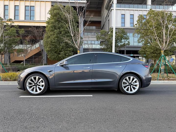 Tesla Model 2019 — фото 9