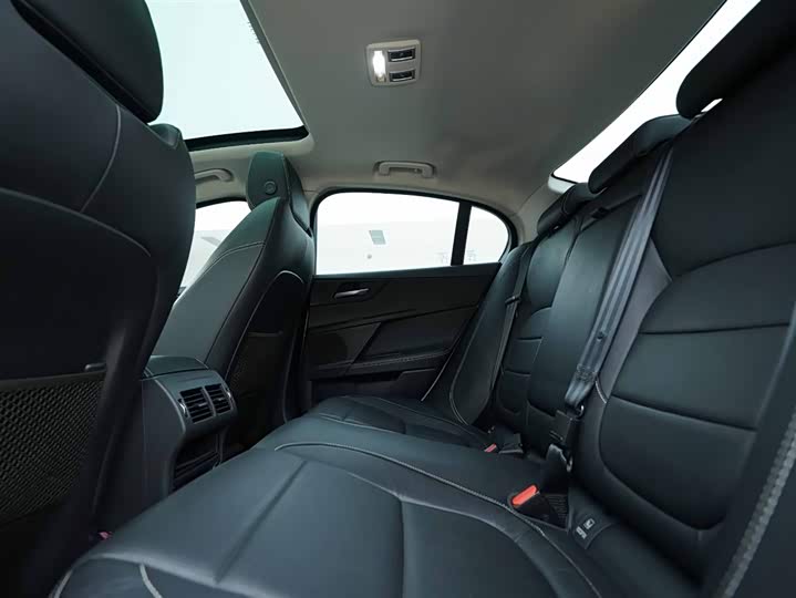 Jaguar XE 2015 2.0 T 240 PS R-Sport — фото 21