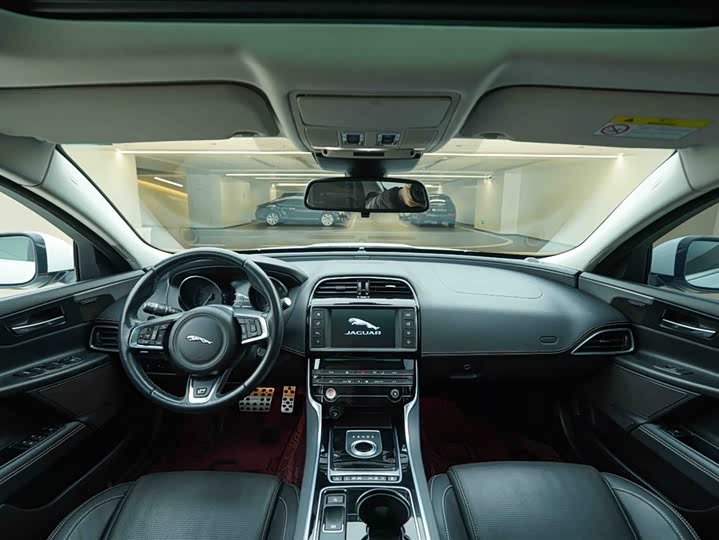 Jaguar XE 2015 2.0 T 240 PS R-Sport — фото 20