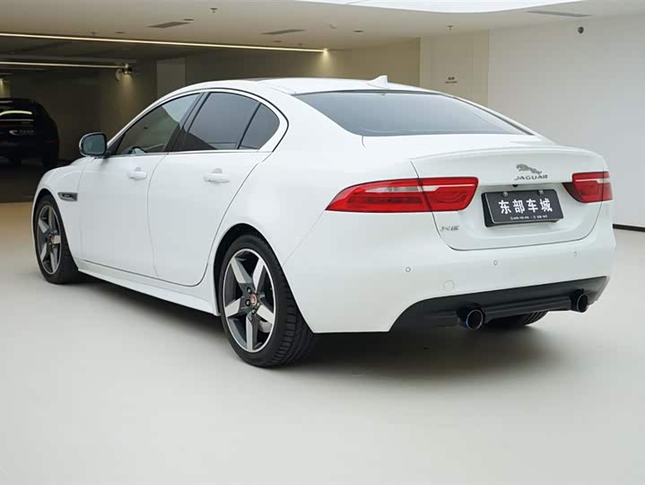Jaguar XE 2015 2.0 T 240 PS R-Sport — фото 4