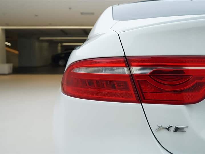 Jaguar XE 2015 2.0 T 240 PS R-Sport — фото 16