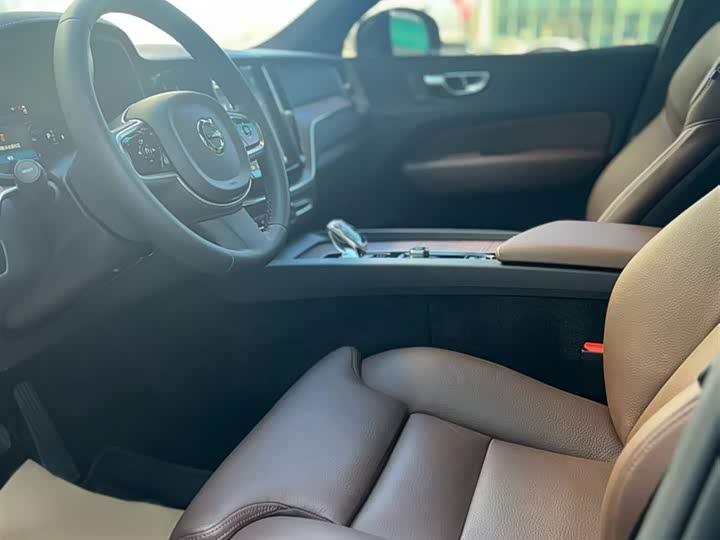 Volvo XC60 2024 B 5 4 WD — фото 11