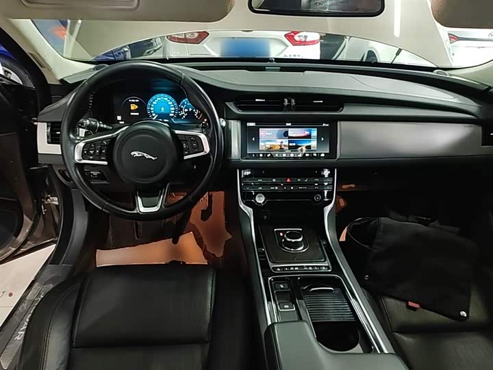 Jaguar XFL 2018 XFL 2.0 T 250 PS — фото 10