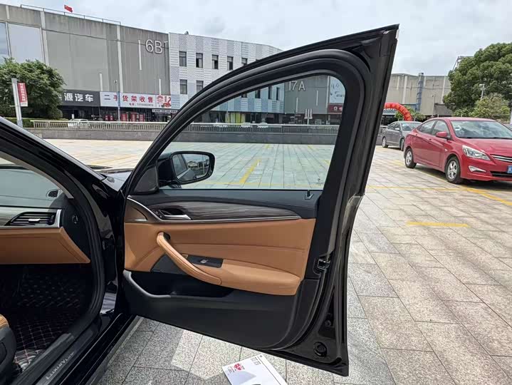 BMW 5-Series 2019 530 Li Leading — фото 32