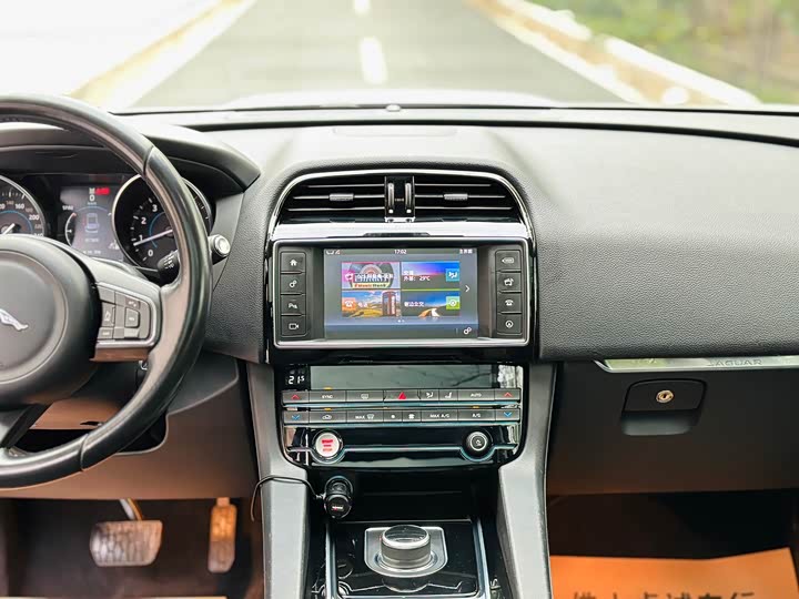 Jaguar F-PACE 2018 2.0 T 2 WD — фото 18