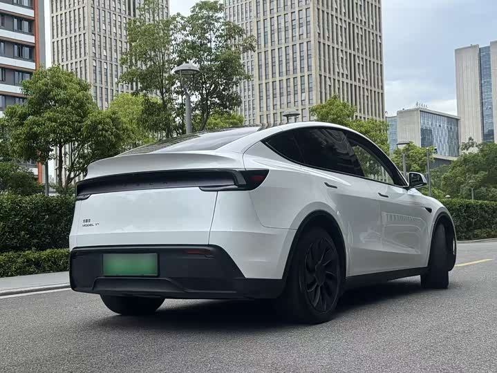Tesla Model Y 2025 — фото 17
