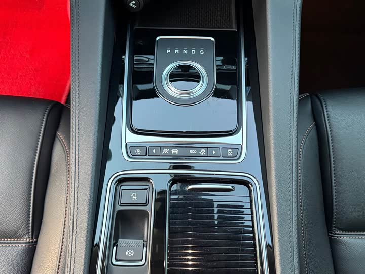 Jaguar F-PACE 2020 2.0 T — фото 17