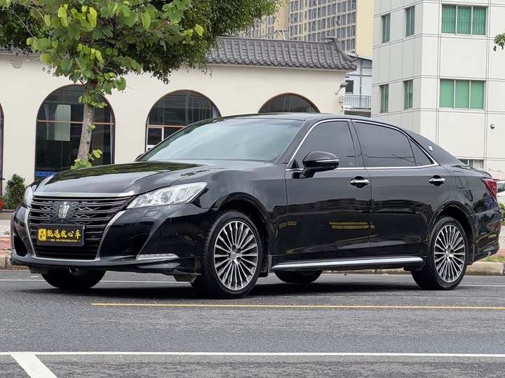 Toyota Crown — фото 1