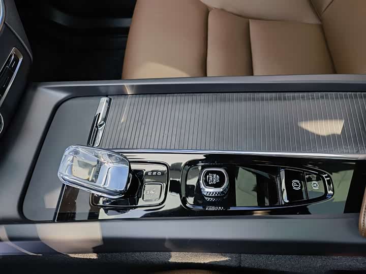 Volvo XC60 2024 B 5 4 WD — фото 13