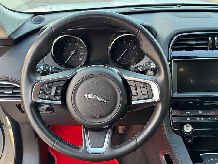 Jaguar F-PACE 2020 2.0 T — фото 14