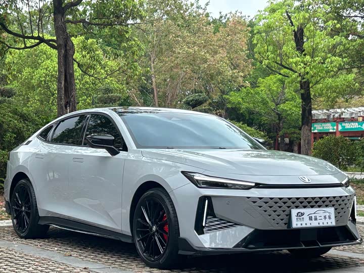 Changan UNI-V 2024 1.5 T Sport — фото 3