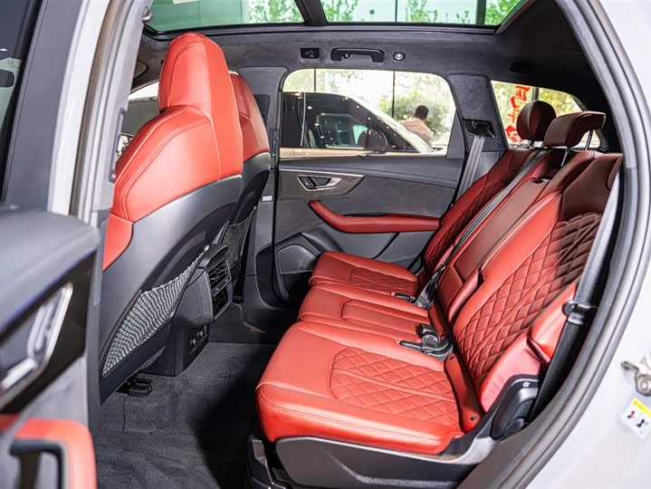 Audi SQ7 2024 4.0 TFSI — фото 11
