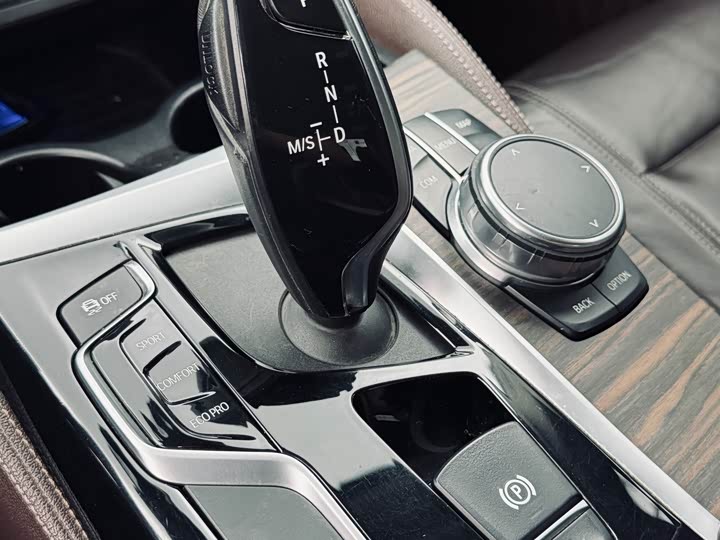 BMW 5-Series 2018 530 Li Leading — фото 32