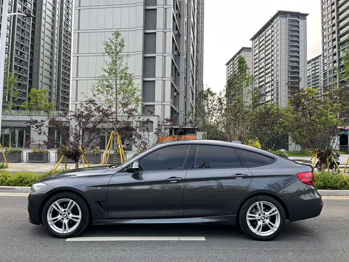 BMW 3-Series 2019 320i M — фото 13
