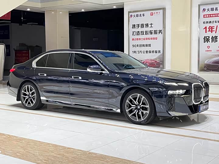 BMW 7-Series 2023 735 Li M — фото 4