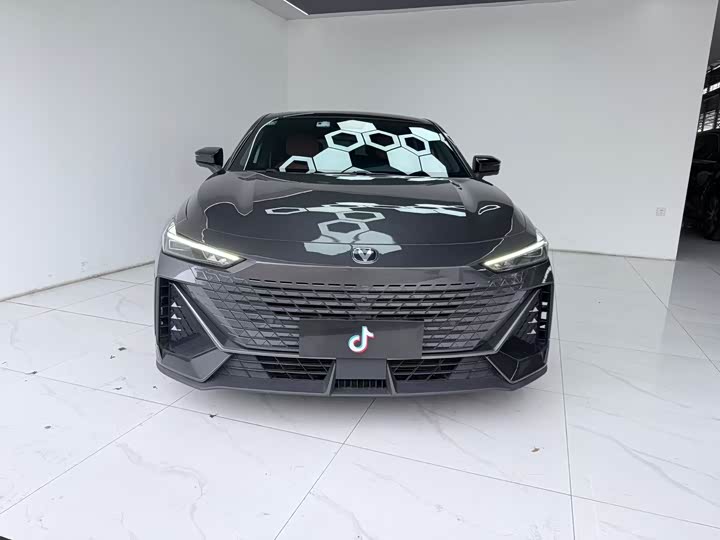 Changan UNI-V 2023 1.5 T Premium — фото 2