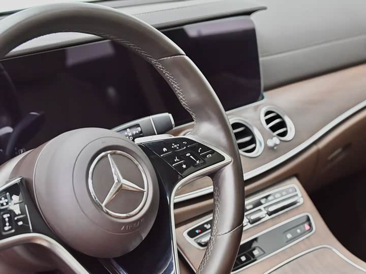 Mercedes-Benz E-Class 2022 E 300 L Luxury — фото 20