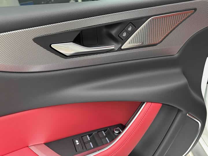 Jaguar XEL 2024 2.0 T 250 PS R-DYNAMIC S — фото 31