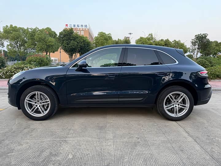Porsche Macan 2023 Macan 2.0 T — фото 17
