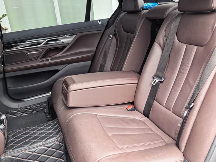 BMW 7 Series — фото 10