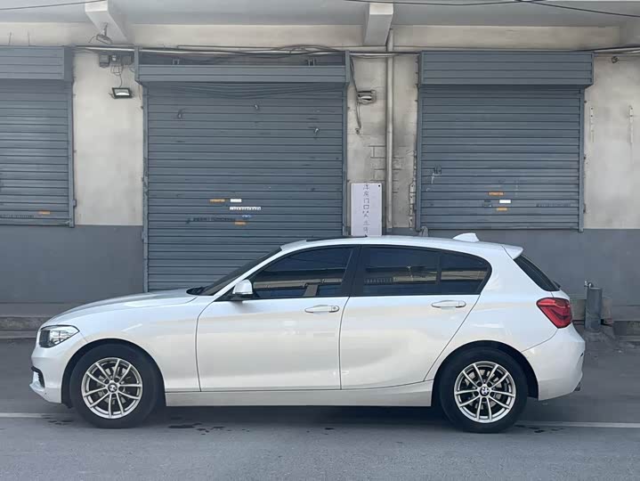 BMW 1-Series 2018 118i Leading — фото 2