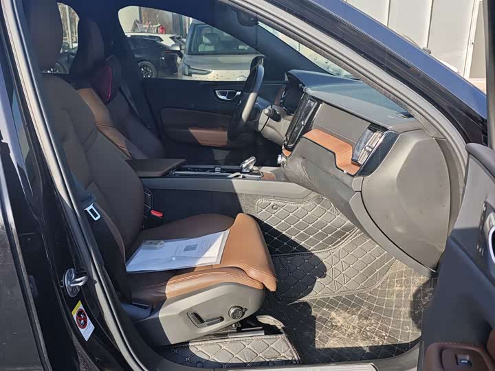 Volvo XC60 Hybrid 2025 Hybrid 4 WD — фото 11