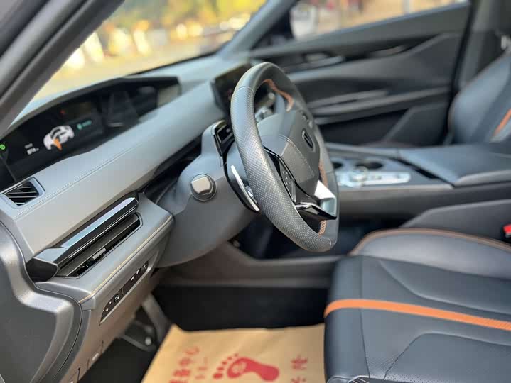 Changan UNI-V 2024 1.5 T Premium — фото 11