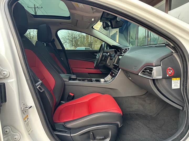 Jaguar XE 2015 2.0 T 200 PS R-Sport — фото 15