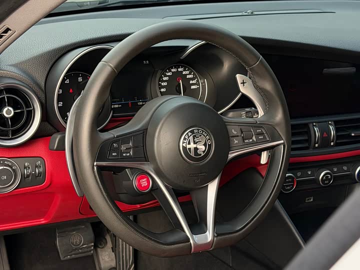 Alfa Romeo Giulia 2019 2.0 T 280 HP Black Package — фото 5