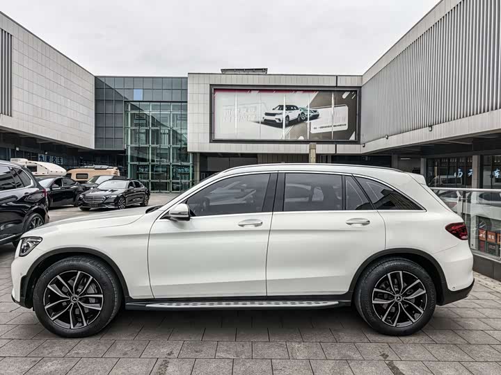 Mercedes-Benz GLC 2022 GLC 260 L 4 MATIC Luxury — фото 3