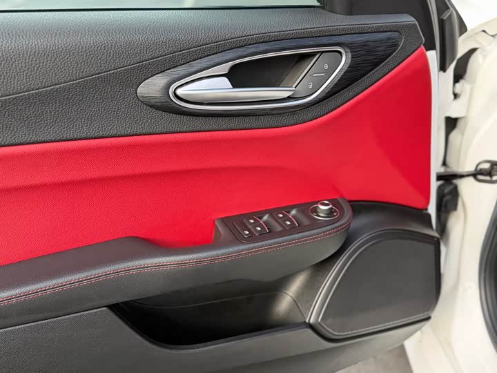 Alfa Romeo Giulia 2019 2.0 T 280 HP Black Package — фото 10