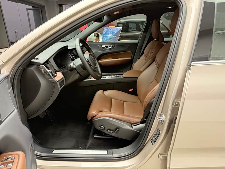Volvo XC60 2025 B 5 4 WD — фото 12