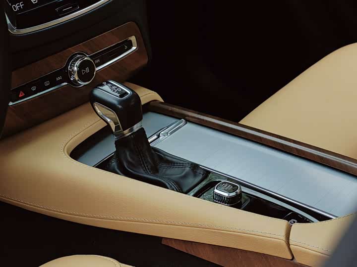 Volvo XC90 2018 T 5 — фото 11