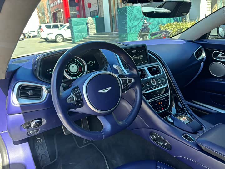 Aston Martin DB11 2019 4.0 T V 8 Coupe — фото 8