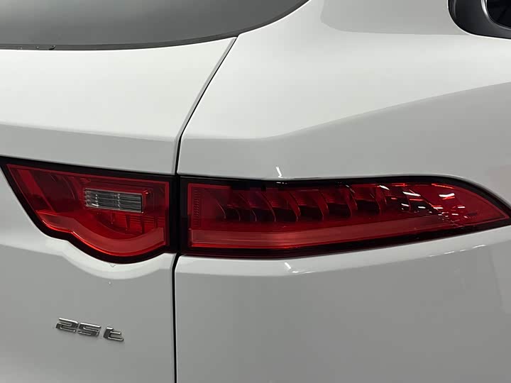 Jaguar F-PACE 2018 2.0 T 2 WD — фото 6