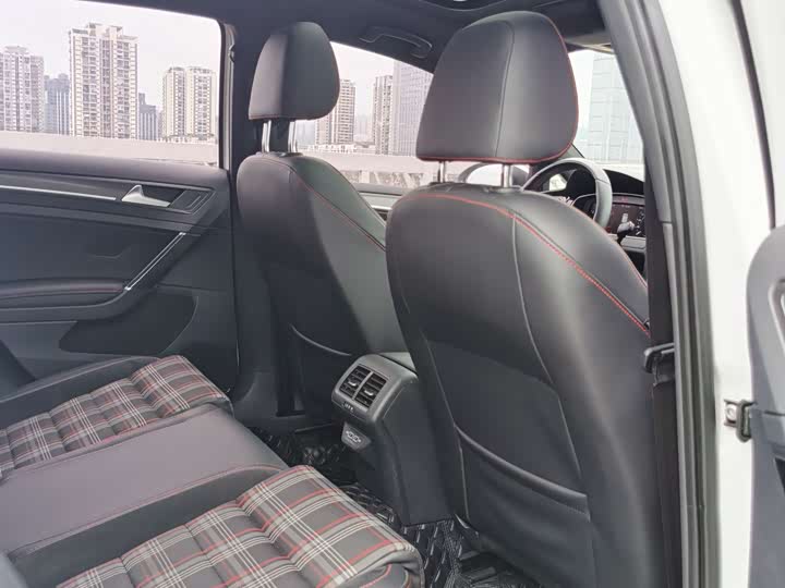 Volkswagen GTI 2019 2.0 TSI GTI V — фото 14