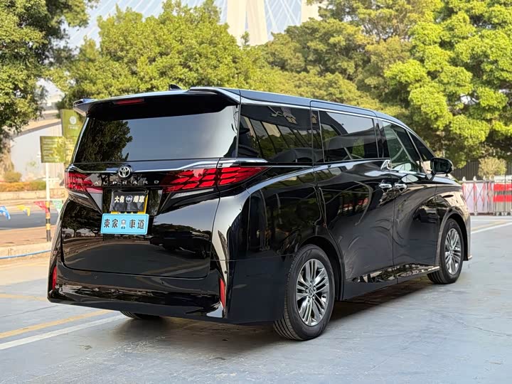 Toyota Alphard — фото 5