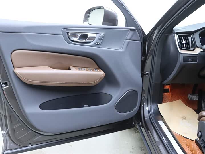 Volvo XC60 2024 B 5 4 WD — фото 11