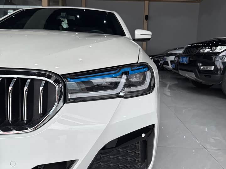BMW 5-Series 2018 525i M — фото 4